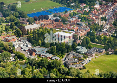 Vista aerea del Marlborough College Marlborough, Wiltshire, Regno Unito, con antiche tumulo c2400 BC a sinistra del centro. JMH6210 Foto Stock