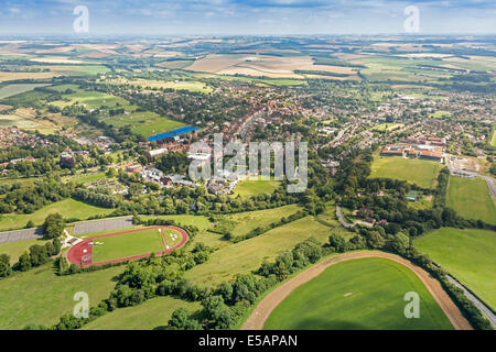 Vista aerea del Marlborough College con gli sport di terra a sinistra e la città di Marlborough oltre, Wiltshire, Regno Unito. JMH6209 Foto Stock