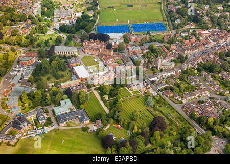 Vista aerea del Marlborough College, Wiltshire, Regno Unito, sinistra; l' ex chiesa parrocchiale di San Pietro e la High Street a destra. JMH6215 Foto Stock
