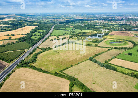 Vista aerea di Coate Water Country Park e autostrada M4 sinistra guardando verso Swindon Wiltshire, Regno Unito. JMH6221 Foto Stock