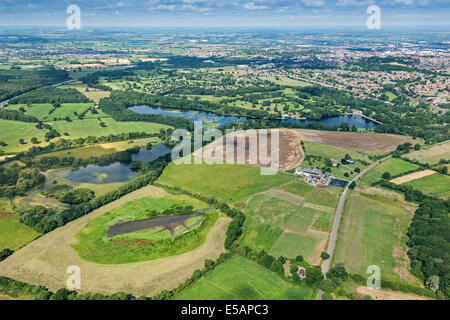 Vista aerea di Coate Water Country Park guardando verso Swindon Wiltshire, Regno Unito. JMH6222 Foto Stock
