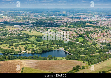 Vista aerea di Coate Water Country Park guardando verso Swindon Wiltshire, Regno Unito. JMH6223 Foto Stock