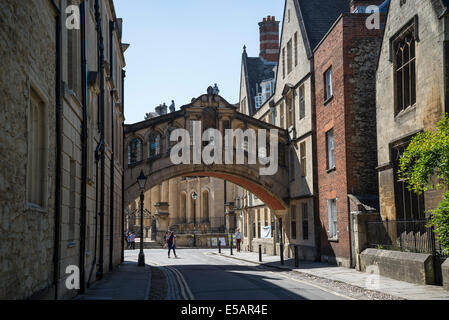 Hertford Bridge, conosciuto popolarmente come il Ponte dei Sospiri, è un skyway unire due parti di Hertford College di New College Lane Foto Stock