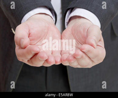 Vista frontale di imprenditore manciata da due palme - gesto mano close up Foto Stock