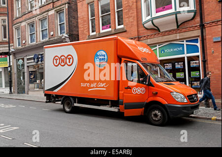 Distribuzione di tnt van parcheggiato a Nottingham in mattinata Foto Stock