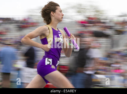 Des Moines, Iowa, USA. 22 Maggio, 2014. Muscatine's Lakin Chapman, scorre il primo tratto della 4a ragazze 4X800 Relè contatore alla Iowa State via campionati a Drake University di des di fondi, IA. Possono, 22nd, 2014. © Louis Brems/Quad-City volte/ZUMA filo/Alamy Live News Foto Stock