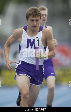 Des Moines, Iowa, USA. 22 Maggio, 2014. Muscatines, Bennett Luedtke compete in 4A ragazzi 4X800 Relè contatore alla Iowa State via campionati a Drake University di Des Moines, IA., Giovedi, maggio, 22nd, 2014. © Louis Brems/Quad-City volte/ZUMA filo/Alamy Live News Foto Stock