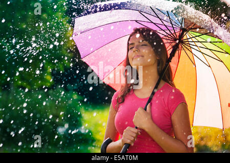 Giovane donna respirando aria fresca durante la primavera Debica, Polonia Foto Stock