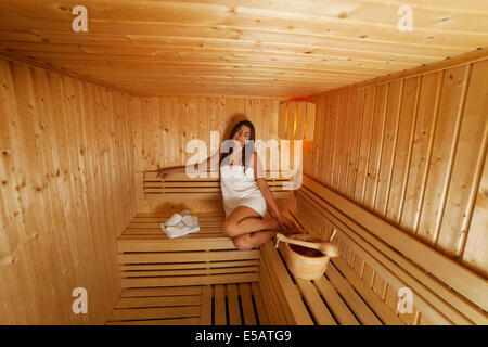 Giovane donna relax nella sauna Debica, Polonia Foto Stock