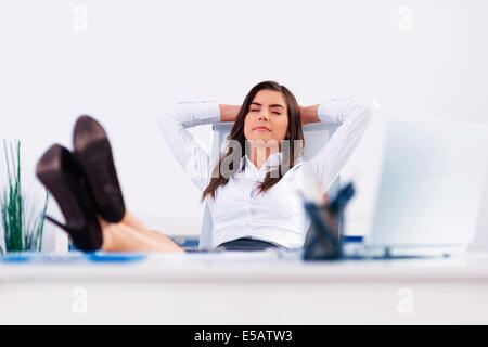 Giovane imprenditrice rilassante in office Debica, Polonia Foto Stock