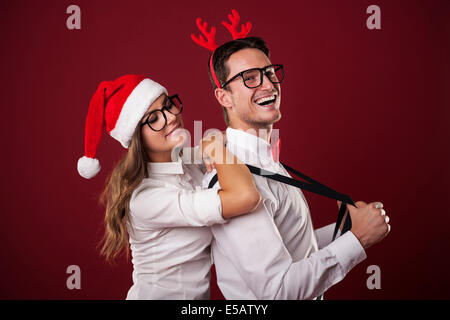 Ritratto di natale di fiduciosa da stupidi uomo con la sua fidanzata Debica, Polonia Foto Stock