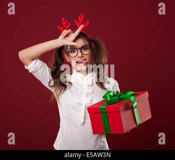 Regali Di Natale Stupidi.Da Stupidi Donna Azienda Red Regalo Di Natale Foto Immagine Stock 145189405 Alamy