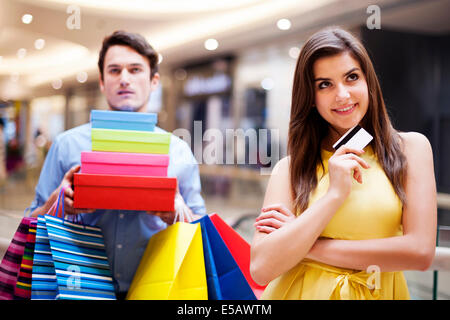 Ritratto di una bella donna shopping Debica, Polonia Foto Stock