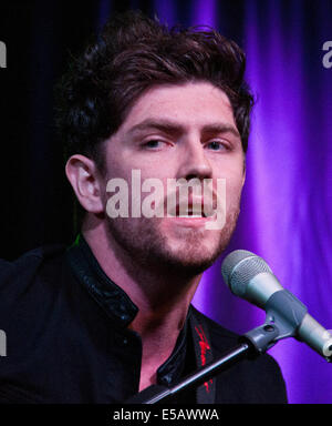 Bala Cynwyd, Pennsylvania, USA. Xxv Luglio, 2014. Sam McTrusty di Scottish band alternative rock Twin Atlantic esegue a Radio 104.5's Performance teatro sulla luglio 25, 2014 a Bala Cynwyd, Pennsylvania, Stati Uniti. Credito: Paolo Froggatt/Alamy Live News Foto Stock