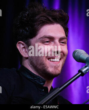 Bala Cynwyd, Pennsylvania, USA. Xxv Luglio, 2014. Sam McTrusty di Scottish band alternative rock Twin Atlantic esegue a Radio 104.5's Performance teatro sulla luglio 25, 2014 a Bala Cynwyd, Pennsylvania, Stati Uniti. Credito: Paolo Froggatt/Alamy Live News Foto Stock