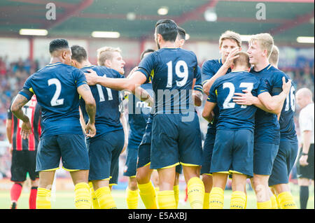 Bournemouth Dorset, Regno Unito. Xxv Luglio, 2014. La pre stagione amichevole. AFC Bournemouth rispetto a Southampton. Isgrove di Southampton celebra il punteggio al ventesimo minuto. Credito: Azione Sport Plus/Alamy Live News Foto Stock