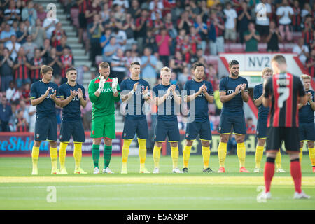 Bournemouth Dorset, Regno Unito. Xxv Luglio, 2014. La pre stagione amichevole. AFC Bournemouth rispetto a Southampton. Southampton giocatori applaudire come un segno di rispetto. Credito: Azione Sport Plus/Alamy Live News Foto Stock