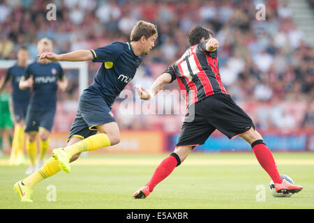 Bournemouth Dorset, Regno Unito. Xxv Luglio, 2014. La pre stagione amichevole. AFC Bournemouth rispetto a Southampton. Charlie Daniels controlla la palla sotto pressione. Credito: Azione Sport Plus/Alamy Live News Foto Stock