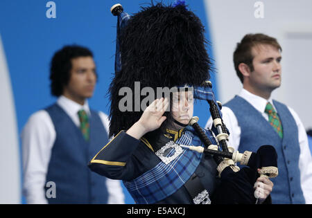 Glasgow. Xxv Luglio, 2014. Le cornamuse scozzesi player reagisce durante la medaglia cerimonie il giorno 2 del Glasgow 2014 Giochi del Commonwealth a Tollcross International centro nuoto a Glasgow in Scozia il 25 luglio 2014. Credito: Wang Lili/Xinhua/Alamy Live News Foto Stock