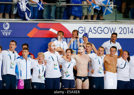 Glasgow, Scozia. Xxv Luglio, 2014. Glasgow 2014 Giochi del Commonwealth Day 2. Sport acquatici, piscina. I compagni di squadra di stare in piedi insieme e cantare l'inno scozzese dopo Daniel Wallace della Scozia vince la mens 400m singoli Medley finale per diventare campione del Commonwealth in casa sua contea. Credito: Azione Sport Plus/Alamy Live News Foto Stock