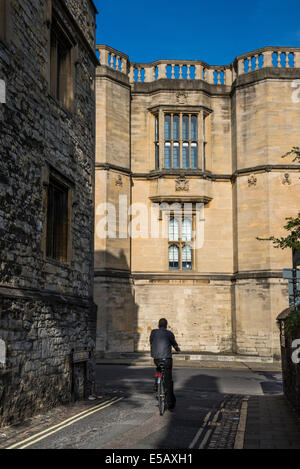 Persona in sella a una moto, Oxford, England, Regno Unito Foto Stock