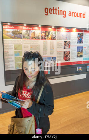 Melbourne Australia,Federation Square,Centro visitatori,centro,brochure cartelle opuscoli opuscolo informazioni,donne asiatiche donne, Foto Stock