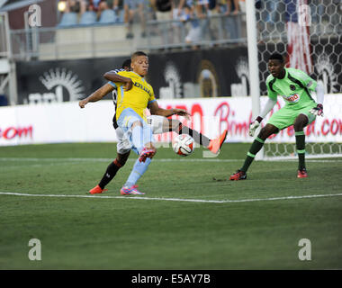 Chester, Pennsylvania, USA. Xxv Luglio, 2014. Crystal Palace FC player, DWIGHT GALE (16) tenta un obiettivo calcio contro Philadelphia Unione player goalie, ANDRE BLAKE (1) durante il match Crystal Palace FC ha vinto la partita che si è disputata a PPL Park di Chester Pa 1-0 © Ricky Fitchett/ZUMA filo/Alamy Live News Foto Stock