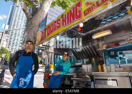 Los Angeles California,Downtown,District,Street scene,Hope Street,hot dogs,venditori venditori bancarelle mercato stand mercato,buyer comprando vendere,f Foto Stock