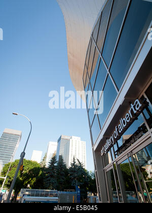 Una vista di entrata alla Galleria d'Arte di Alberta (AGA). Lo skyline di Edmonton, Alberta, Canada sorge in background. Foto Stock