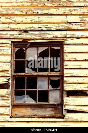 Vecchio edificio in legno con finestra Foto Stock