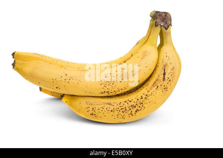 Grappolo di banane mature con macchie scure su sfondo bianco Foto Stock