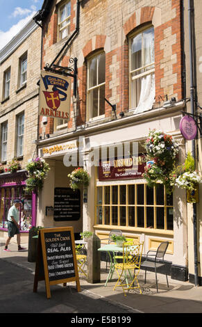 Cirencester, un paese di campagna in Cotswolds Gloucestershire England Regno Unito. Il Golden Cross Inn Foto Stock