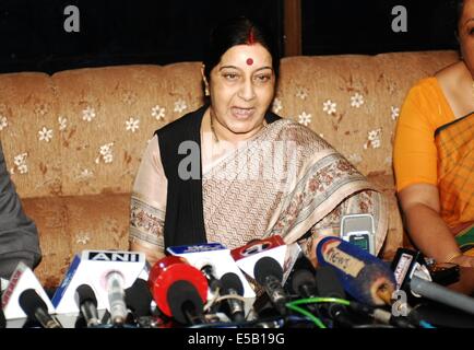 Kathmandu, Nepal. Xxv Luglio, 2014. Il ministro indiano degli Affari Esteri Sushma Swaraj (C) partecipa a una conferenza stampa al suo arrivo presso l'aeroporto internazionale di Tribhuvan di Kathmandu, Nepal, luglio 25, 2014. Swaraj, che ha iniziato una visita ufficiale di tre giorni a Kathmandu il venerdì è prevista per guidare la delegazione indiana al terzo Nepal-India congiunta della Commissione alla riunione del luglio 26-27. La riunione è anche dovuto firmare la lunga ha parlato di potenza accordo commerciale tra i due paesi. © Sunil Sharma/Xinhua/Alamy Live News Foto Stock