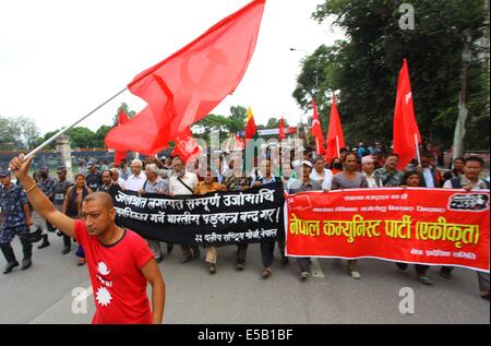 Kathmandu, Nepal. Xxv Luglio, 2014. I partecipanti della coalizione di opposizione marzo durante una manifestazione di protesta contro il prossimo 3° Nepal-India incontro della commissione congiunta di Kathmandu, Nepal, luglio 25, 2014. Il terzo giunto Nepal-India riunione della Commissione si terrà il 26 luglio al 27. La riunione è anche dovuto firmare la lunga ha parlato di potenza accordo commerciale tra i due paesi. © Sunil Sharma/Xinhua/Alamy Live News Foto Stock