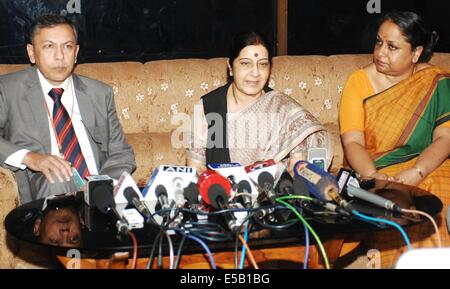 Kathmandu, Nepal. Xxv Luglio, 2014. Il ministro indiano degli Affari Esteri Sushma Swaraj (C) partecipa a una conferenza stampa al suo arrivo presso l'aeroporto internazionale di Tribhuvan di Kathmandu, Nepal, luglio 25, 2014. Swaraj, che ha iniziato una visita ufficiale di tre giorni a Kathmandu il venerdì è prevista per guidare la delegazione indiana al terzo Nepal-India congiunta della Commissione alla riunione del luglio 26-27. La riunione è anche dovuto firmare la lunga ha parlato di potenza accordo commerciale tra i due paesi. © Sunil Sharma/Xinhua/Alamy Live News Foto Stock