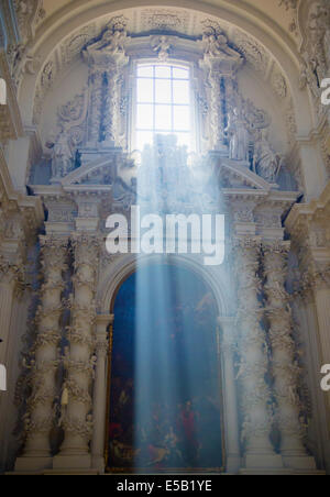 Raggi di sole attraverso la finestra della Chiesa, Salzburg Austria Foto Stock