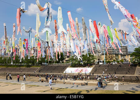 Carp streamers (koinobori), per celebrare la Giornata per i bambini (originariamente Boys' giorno) in Giappone il 5 di maggio di ogni anno. Foto Stock