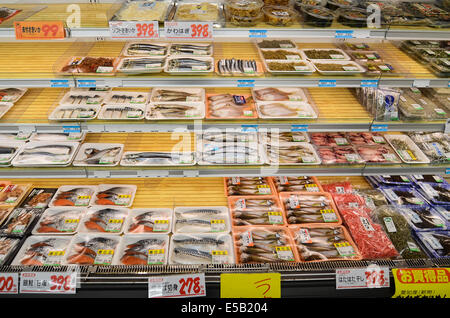 Il pesce in vendita in un supermercato in Giappone. Foto Stock