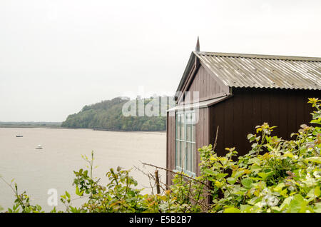 Piccola tettoia in legno sulla scogliera a Laugharne utilizzata dal famoso Welsh poeta e drammaturgo Dylan Thomas. Foto Stock