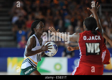 Glasgow, Scotland, Regno Unito. Xxv Luglio, 2014. Bongiwe Msomi del Sud Africa durante il netball match tra il Sud Africa e di Trinidad e Tobago al giorno 2 del XX Giochi del Commonwealth a Scottish Exhibition Centre nel luglio 25, 2014 a Glasgow, in Scozia. (Foto di Roger Sedres/Gallo Immagini/Alamy Live News) Foto Stock