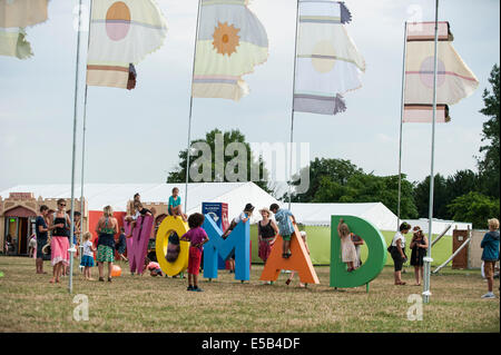 WOMAD festival di musica, Charlton Park, Regno Unito. Xxv Luglio, 2014. Blazing calore ed umidità pieno sul primo giorno del festival culmina in una flash terrential downpoor durante il tardo pomeriggio. Esso non ha messo i frequentatori del festival off e può solo bisogno di cercare una copertura per un breve periodo di tempo prima che il sole splendeva di nuovo. Più caldo è previsto nel corso del fine settimana. Foto Stock