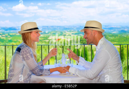 Coppia giovane avente la prima colazione sulla terrazza del ristorante, Europa, Italia, Toscana, splendida vista, estate viaggi e turismo Foto Stock