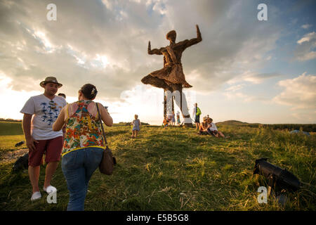 Dumfries, Scotland, Regno Unito. Xxv Luglio, 2014. I frequentatori del festival si raccolgono sotto la Wickerman il giorno uno a Dundrennan sulla luglio 25, 2014 a Dumfries, Regno Unito. Credito: Sam Kovak/Alamy Live News Foto Stock