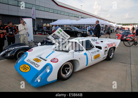 Towcester, Regno Unito. Xxv Luglio, 2014. Le vetture in pitts a Silverstone. Credito: Keith Larby/Alamy Live News Foto Stock