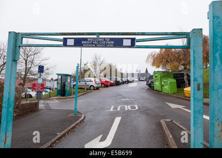 Per entrare nel parcheggio con la sua limitazione altezza di barriera e segno, Bright Hill, Guildford, Surrey, Inghilterra. Foto Stock