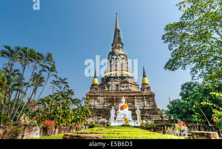 Il Wat Phra Chao Phya-tailandese, populary noto come Wat Yai Chai Mongkol, è situato a SE della città. Questo monastero fu costruito da Foto Stock