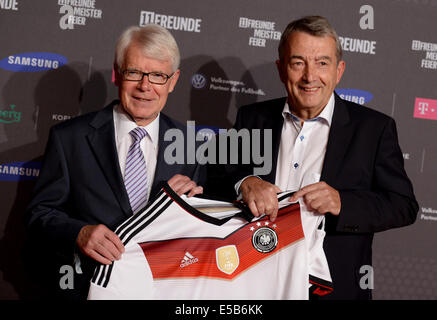 Amburgo, Germania. Xxv Luglio, 2014. Il presidente della Lega calcio tedesca Reinhard Rauball e presidente del tedesco Football Association Wolfgang Niersbach (R) frequentano il 'Meisterfeier' del '11 Freunde' calcio magazine ad Amburgo, Germania, 25 luglio 2014. Il magazine awards il premio '11' di esponenti di spicco del termine 2013/2014. Foto: Daniel Reinhardt/dpa/Alamy Live News Foto Stock