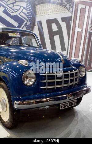 Un 1952 Fiat 500C Belvedere in stand Fiat visualizzato a vetture storiche mostrano. Foto Stock