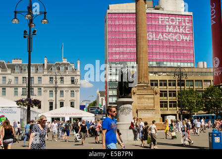 Le persone si radunano in George Square durante i Giochi del Commonwealth 2014 a Glasgow, Scozia Foto Stock
