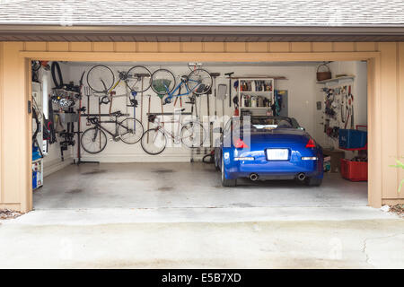 Bici da corsa memorizzato nella zona suburbana di garage, STATI UNITI D'AMERICA Foto Stock